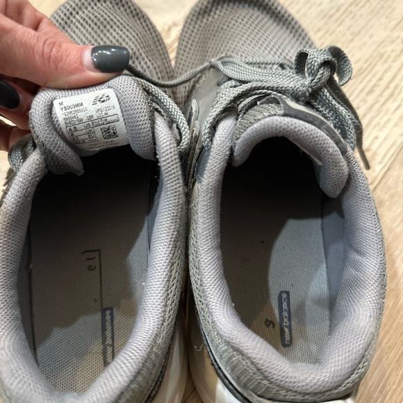 Boys New Balance Gray Shoes Size 4.5 - Picture 3 of 5